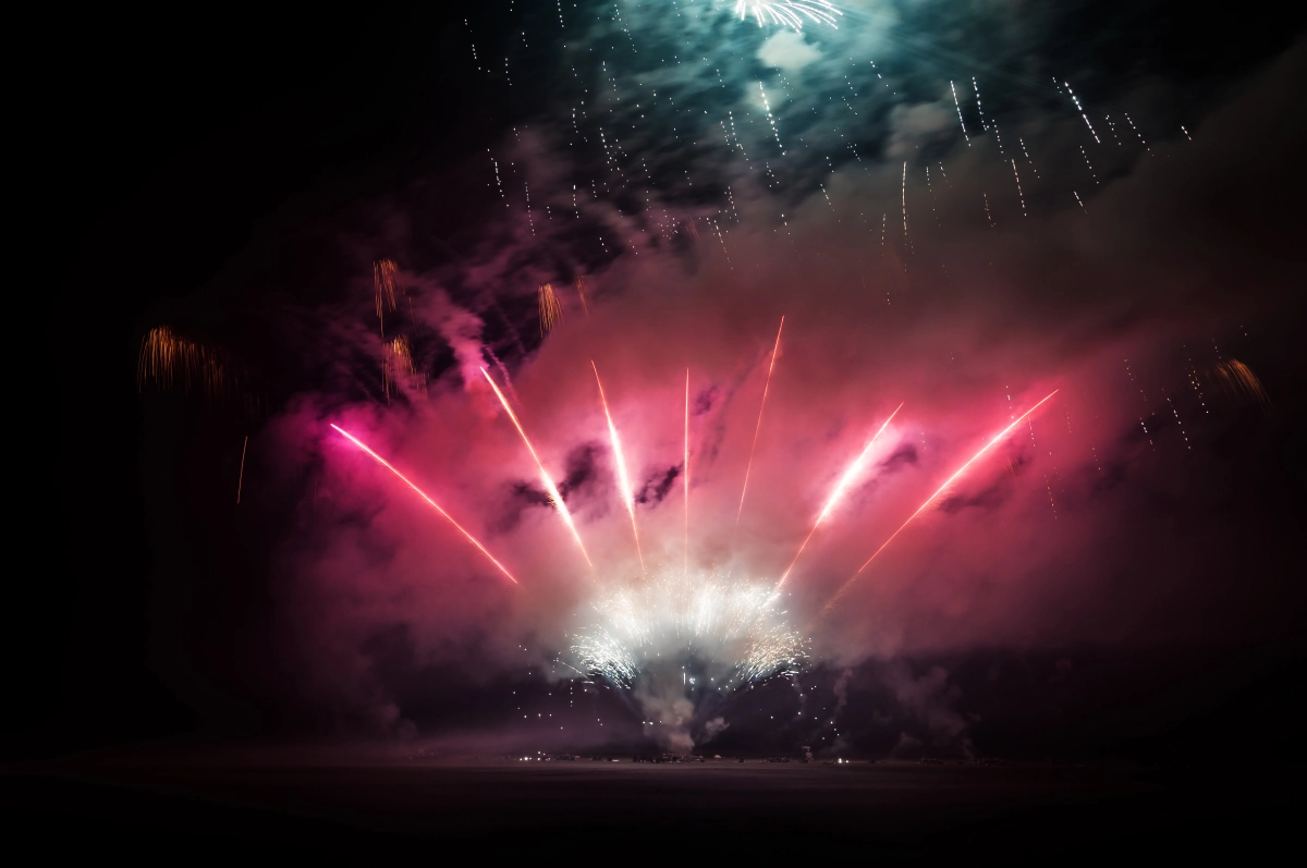 PyroTech SHOW – Pokazy fajerwerków, fontanny iskier, cięzki dym, ciche pokazy i inne efekty specjalne na wesele — Atrakcje weselne — Łódź