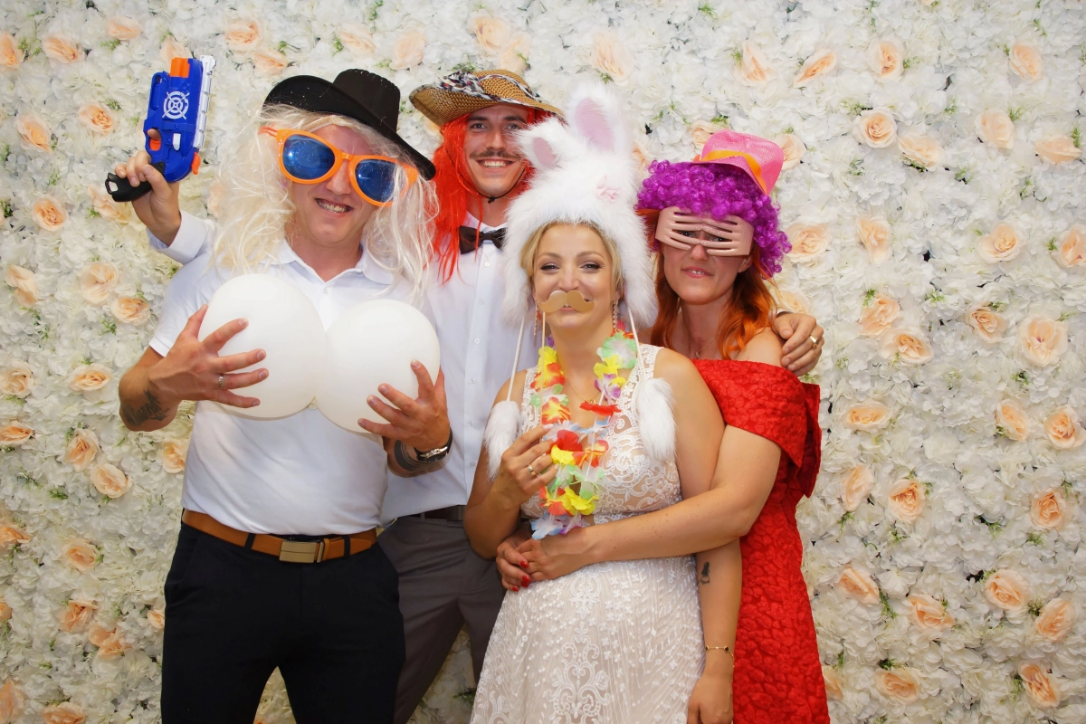 Fotościanka HAPPY-TELEDYSK i NAPIS "LOVE" GRATIS! — Fotobudka na wesele — Jelenia Góra