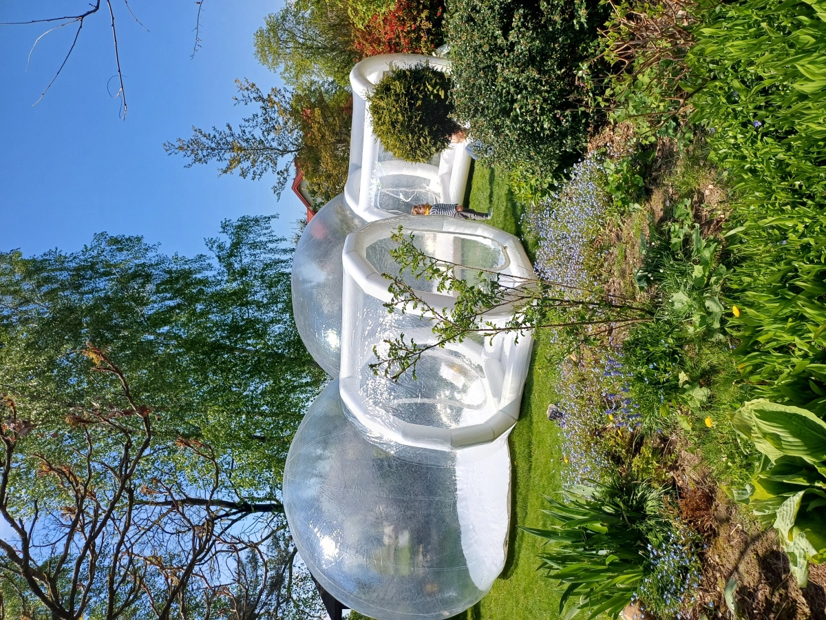Białe dmuchańce zamek bańka bubble house