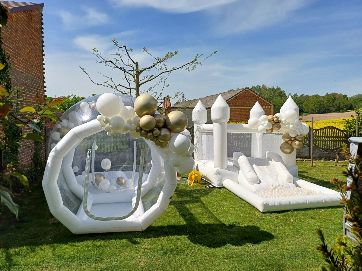 Białe dmuchańce zamek bańka bubble house