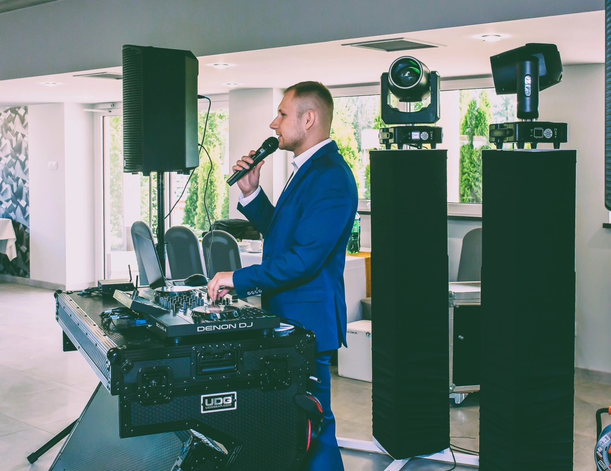 DJ na imprezę okolicznościową: 18stka, 30stka, 40stka, 50stka, wesele, poprawiny, bal, event — DJ na wesele — Kalisz