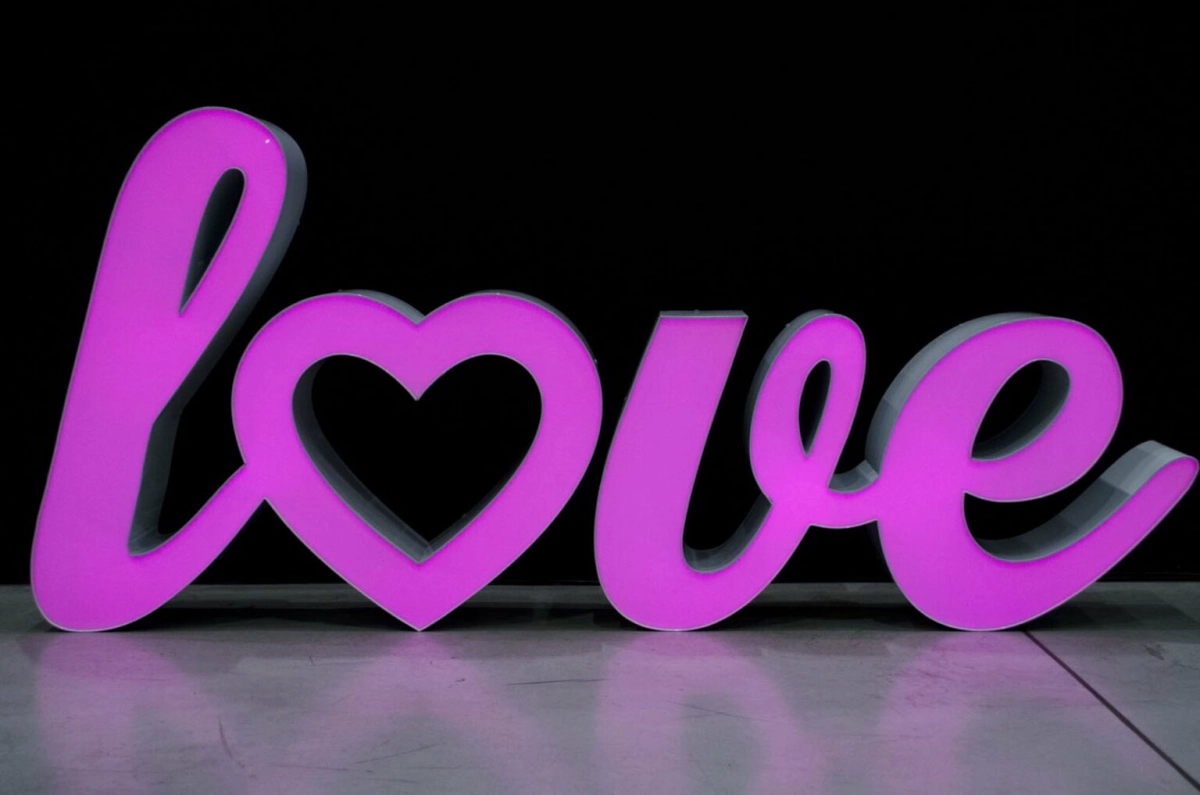 napis świecący LOVE led RGB — Dekoracje ślubne — Lublin